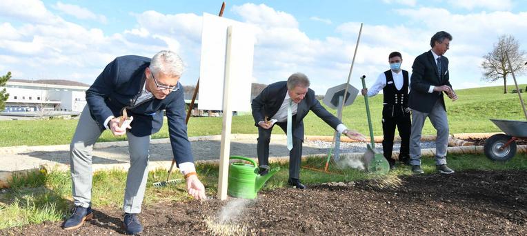 Umweltminister besucht SchwörerHaus 